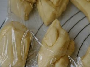 加盖保鲜膜醒15分钟