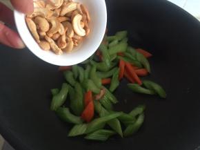 出锅前加入腰果