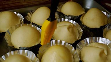 醒发至二倍大，刷一层薄薄的蛋液