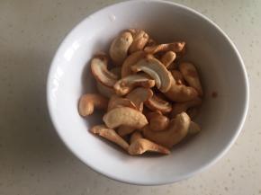 捞出沥干，余油流锅里