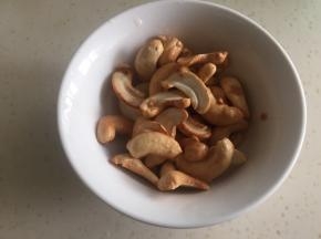 捞出沥干，余油流锅里