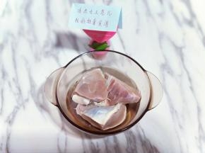 首先将牛肉用冷水冲洗，之后换清水泡1小时左右，将血水泡出。