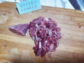 之后再将牛肉切片，最好切的薄一些，那样炒出来的口感特别好，嫩滑。