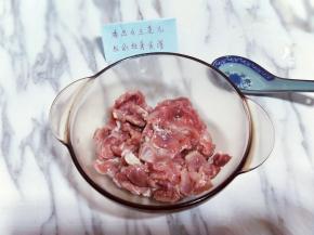 切好的牛肉放入器具中。