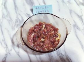 加入淀粉，抓拌均匀，腌制30分钟。