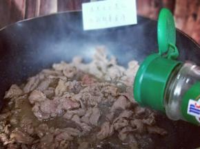 待牛肉炒至变色后，加入胡椒粉，翻炒均匀，关火。(牛肉一定不要炒的时间长，那样口感不好)从牛肉放入锅中后一共2分钟的样子。