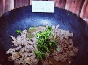 加入洗干净切段的香菜，借助余温翻炒均匀即可出锅。