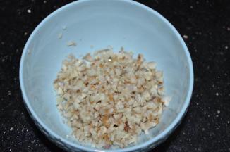 沙姜洗干净，拍扁，切碎