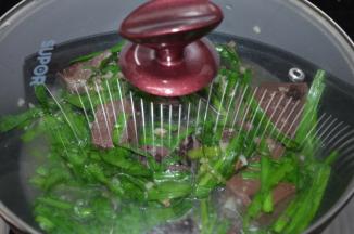 最后加入韭菜叶，盖上锅盖大火焖1分钟即可