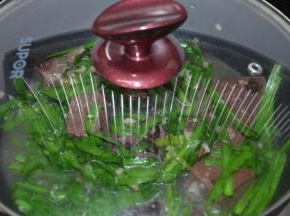 最后加入韭菜叶，盖上锅盖大火焖1分钟即可