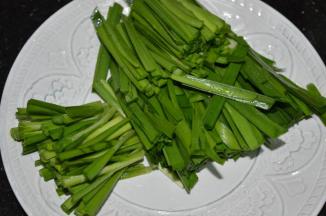 韭菜泡洗干净，切段，梗和叶子分开