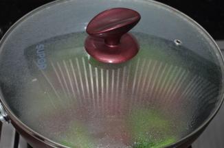 加入适量的水，盖上锅盖焖10分钟