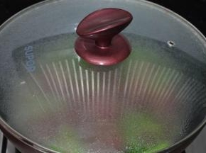 加入适量的水，盖上锅盖焖10分钟