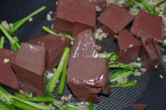 加入猪红，翻炒一下