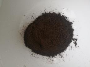 奥利奥碎装入保鲜膜袋 用擀面杖擀成碎末。