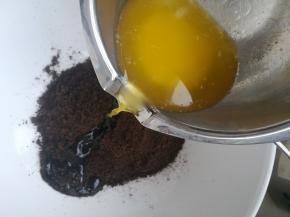 倒入奥利奥碎中搅拌均匀