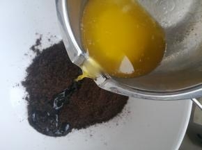 倒入奥利奥碎中搅拌均匀