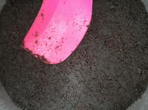 装入六寸模具压实放冰箱 冷藏