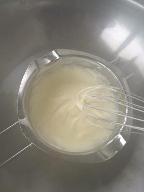 奶油奶酪隔水化成细腻的糊。然后加入50克牛奶搅拌均匀。