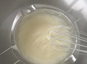奶油奶酪隔水化成细腻的糊。然后加入50克牛奶搅拌均匀。