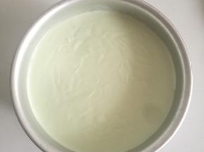 倒入冷藏好的六寸模具中，冷藏四小时以上最好隔夜。