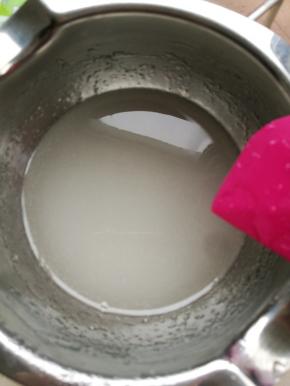 玉米糖浆加入水，白砂糖加热至彻底融化。