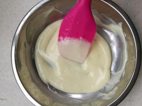 巧克力隔水融化开。