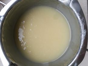 吉利丁粉用30克冰水提前泡上静置一会儿。 然后和图10混合 再加入炼乳拌匀， 最后和图11混合