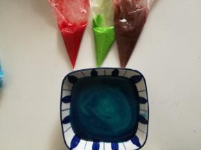 深蓝和浅蓝混合用牙签稍微搅拌一下，不要拌匀要 有纹路 其他的三种颜色 我装入裱花袋了。