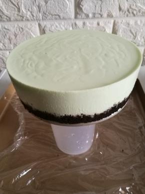 冷藏好的慕斯用热毛巾捂一会儿外围大概一分钟 ，或者吹风机热风吹一圈也可以，然后底下放一个杯子脱模。