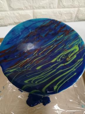 先把混合的两个蓝色直接浇在蛋糕上 ，再把其他三个裱花袋剪一个小孔 发挥你的想象力 随便挤出你想要的花纹即可。我这个其实不太像星空 我给它起名字叫星空下的大树 ，感觉更像错综复杂 交织在一起的树藤。