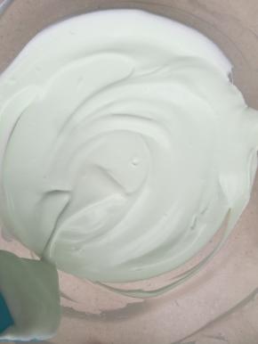 淡奶油打发至六成发还流动的状态 这样做慕斯刚刚好。