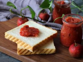 苹果山楂果酱搭配面包，酸酸甜甜真好吃