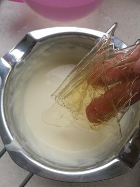 然后把泡好的吉利丁片倒入奶油奶酪糊内。搅拌至撤底融化，