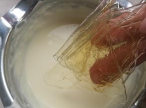 然后把泡好的吉利丁片倒入奶油奶酪糊内。搅拌至撤底融化，