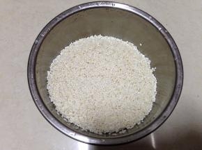 糯米用水漂洗干净后控净水（不需浸泡）