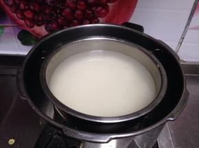高压锅加水把小盆放入蒸蓖，加盖加阀大火上汽后转中火30分钟，自然泄气