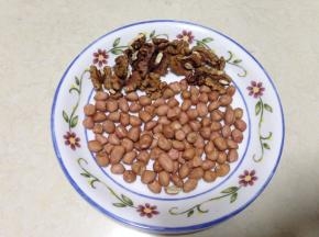 准备花生米和核桃仁