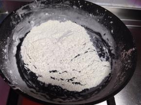 糯米粉放入不粘锅小火炒至微黄后冷却备用