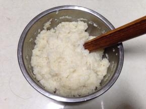 蒸好的糯米饭微温的时候用捣锤稍微捣碎一下（不要太碎，有颗粒感更好吃）