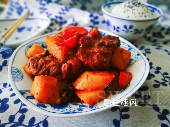 土豆焖肉骨