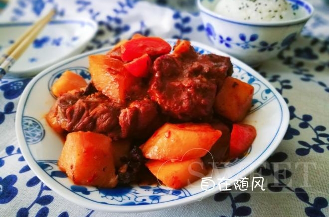 土豆焖肉骨