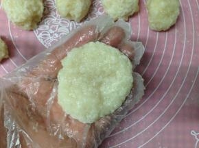 把小剂子沾上熟面粉防粘，压扁