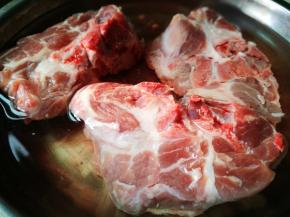 梅花肉骨飞水捞出