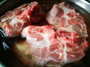 梅花肉骨飞水捞出