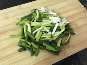 葱切小段备用