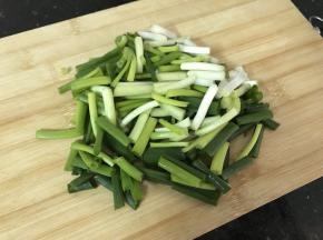 葱切小段备用