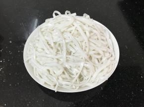 粿粉抖散备用，把它弄散开，炒的时候易入味易上色