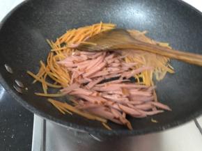 加入火腿丝炒香