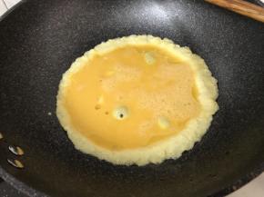 热锅下油，鸡蛋液倒入锅中